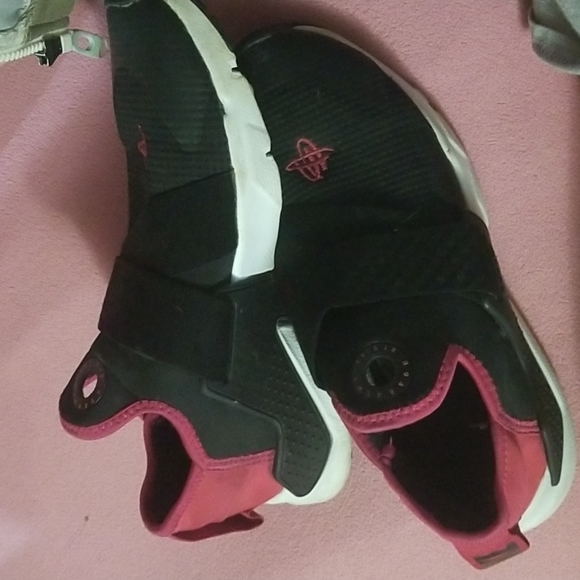 Hurache Sneakers - Picture 2 of 3